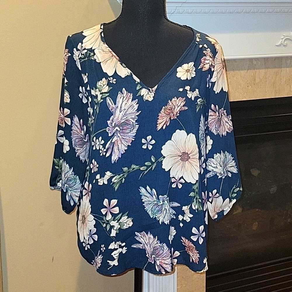 Renee C. Floral Boho V-Neck Top 3/4 Sleeves Partial Open Back sz Small